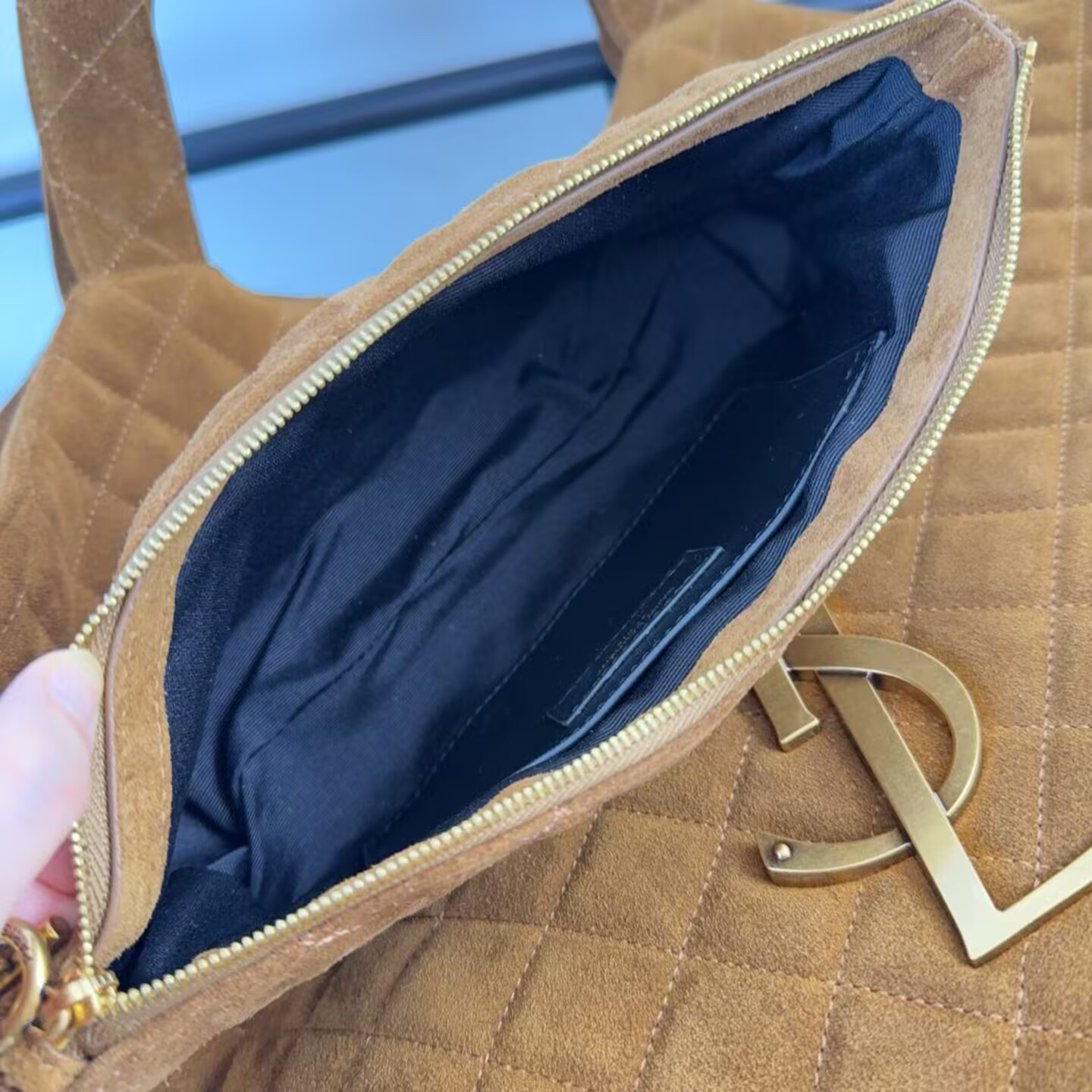 YSL ICARE MAXI SHOPPING BAG IN QUILTED LAMBSKIN (58*43*8cm) - Image 9