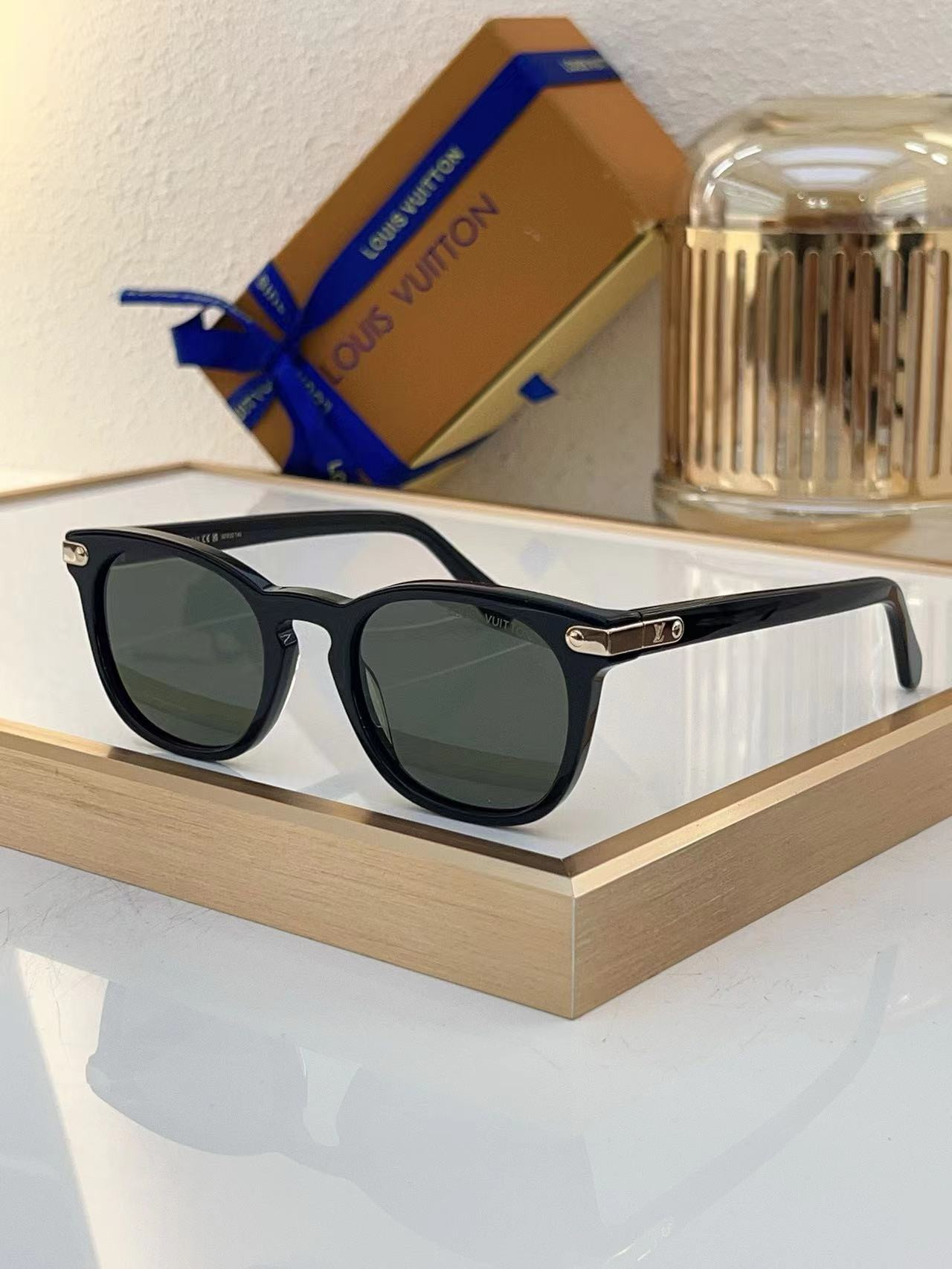 LV Signature Square Round Sunglasses Z2381U - Image 5