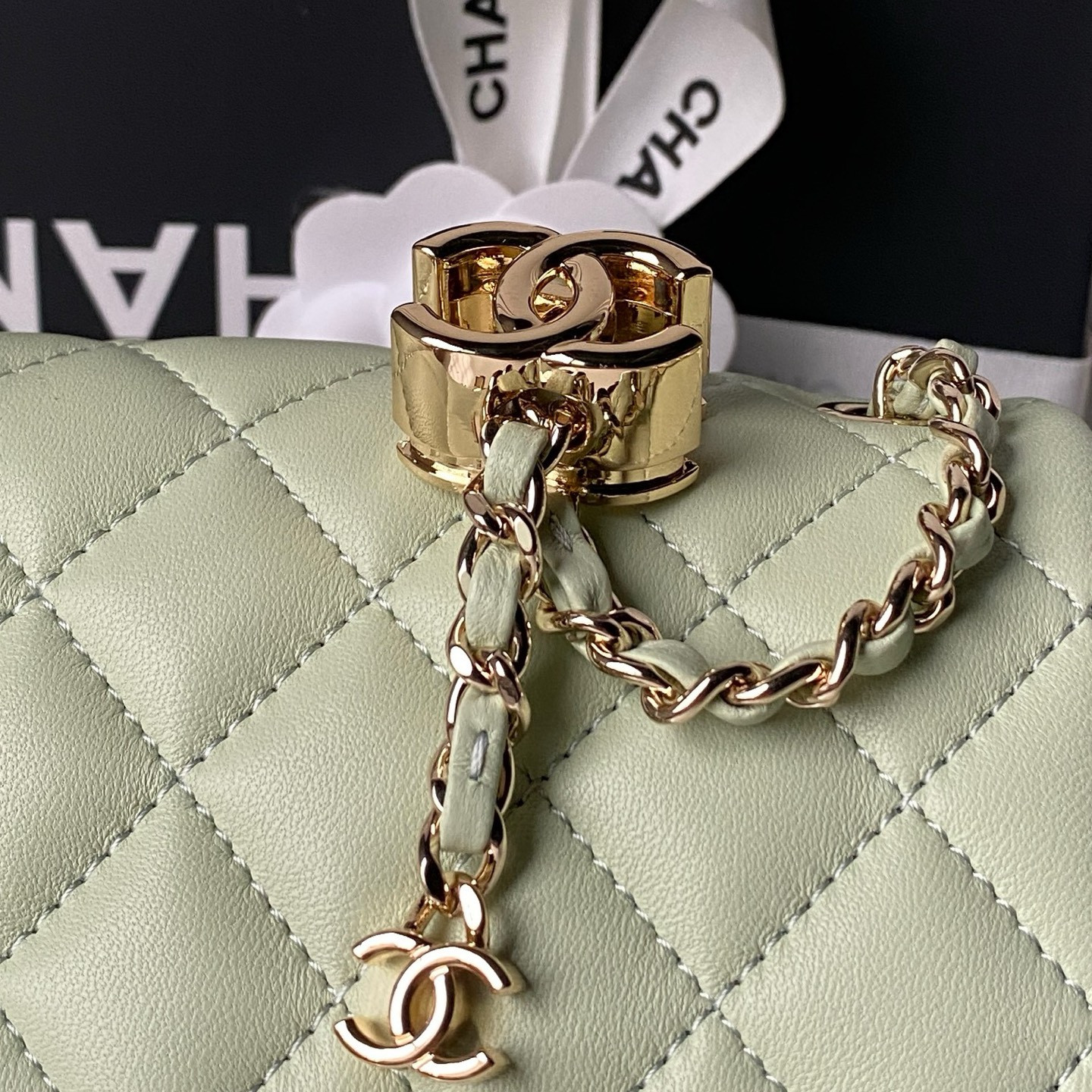 Chanel Classic Flap Handbag CF AS5758 18x13x7cm - Image 9