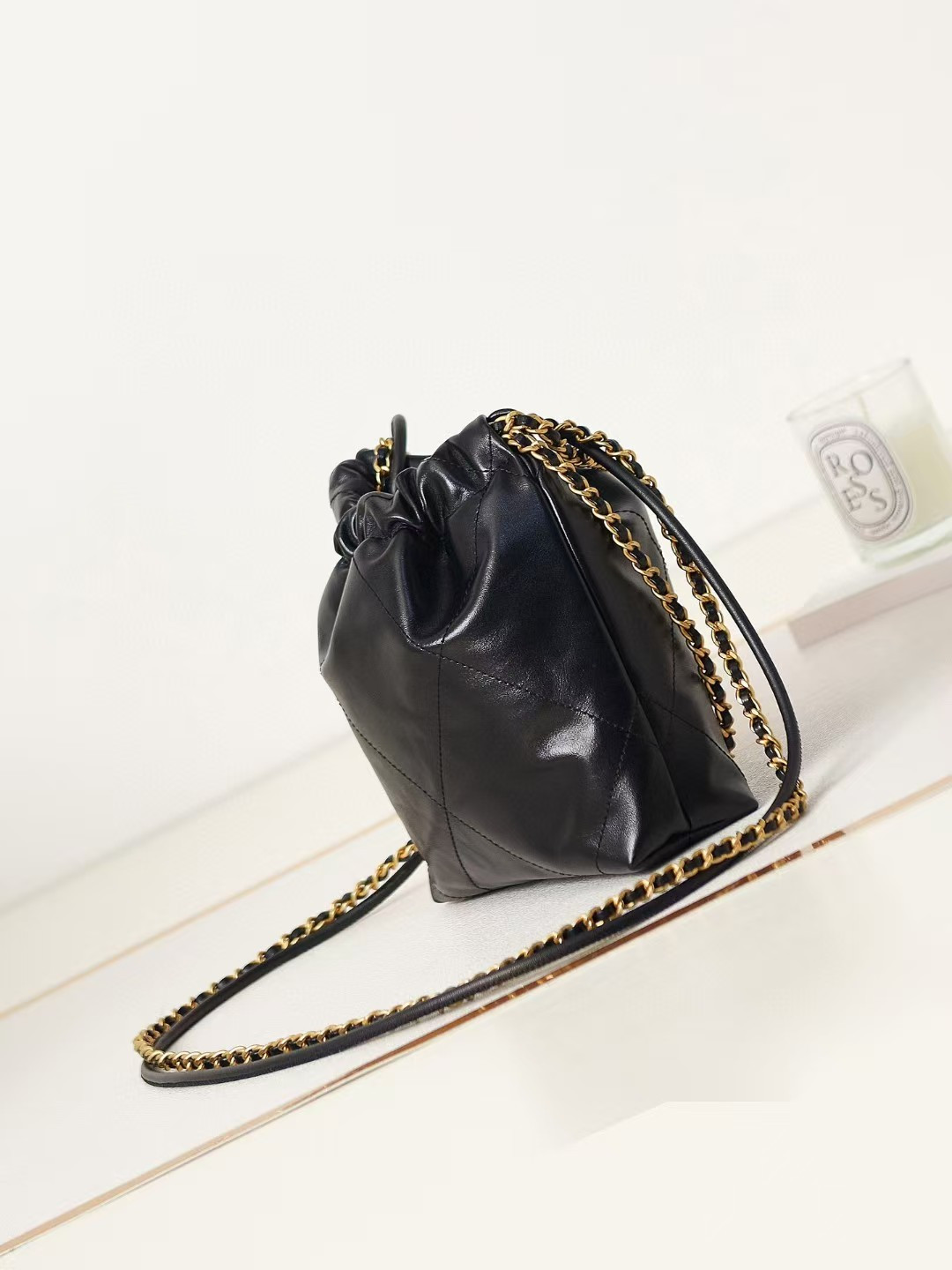 CHANEL 22 MINI HANDBAG Shiny Calfskin black 20 * 19 * 6 cm - Image 6
