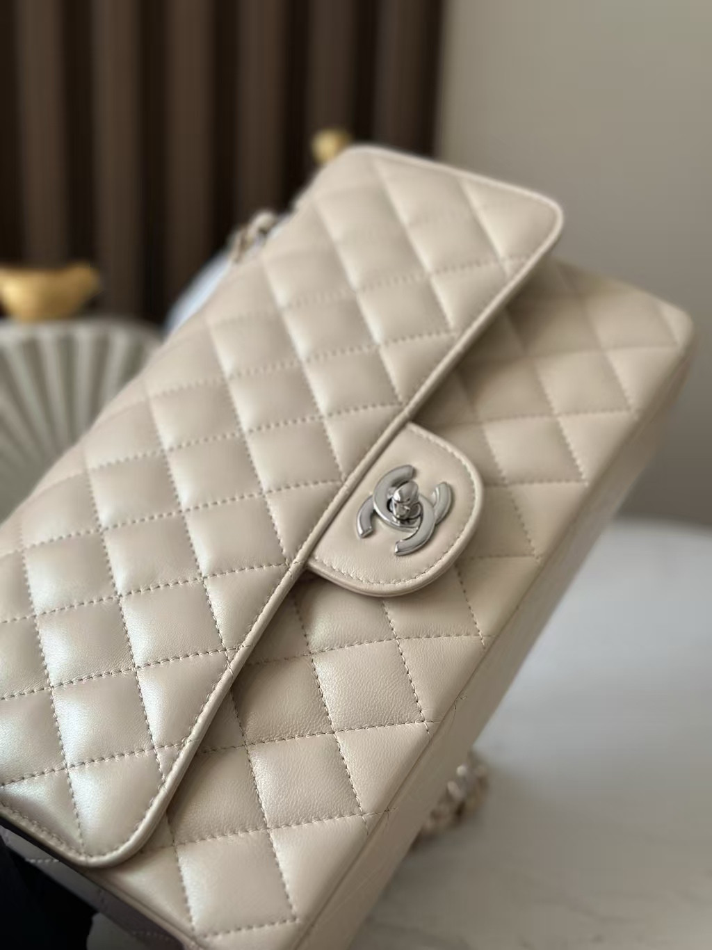 Chanel Classic Flap Bag Pearlescent apricot-colored lambskin with silver hardware 15x25.5x6cm - Image 9