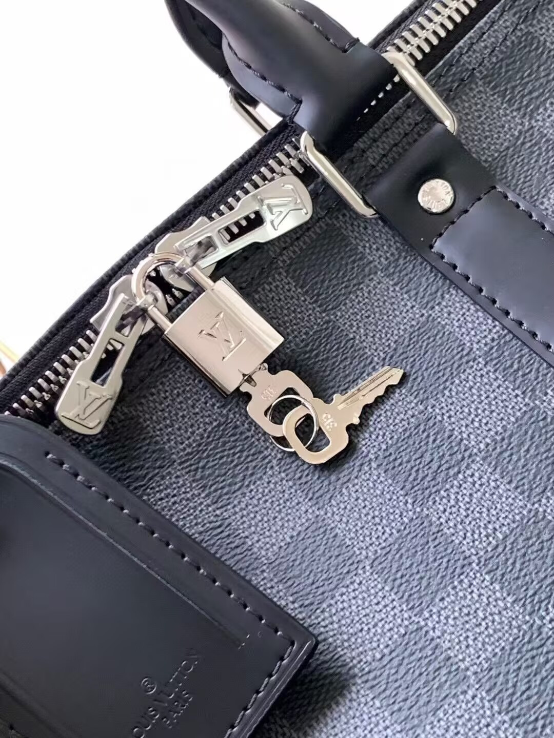 Louis Vuitton LV Keepall Bandoulière 55 55 x 31 x 26 cm - Image 5