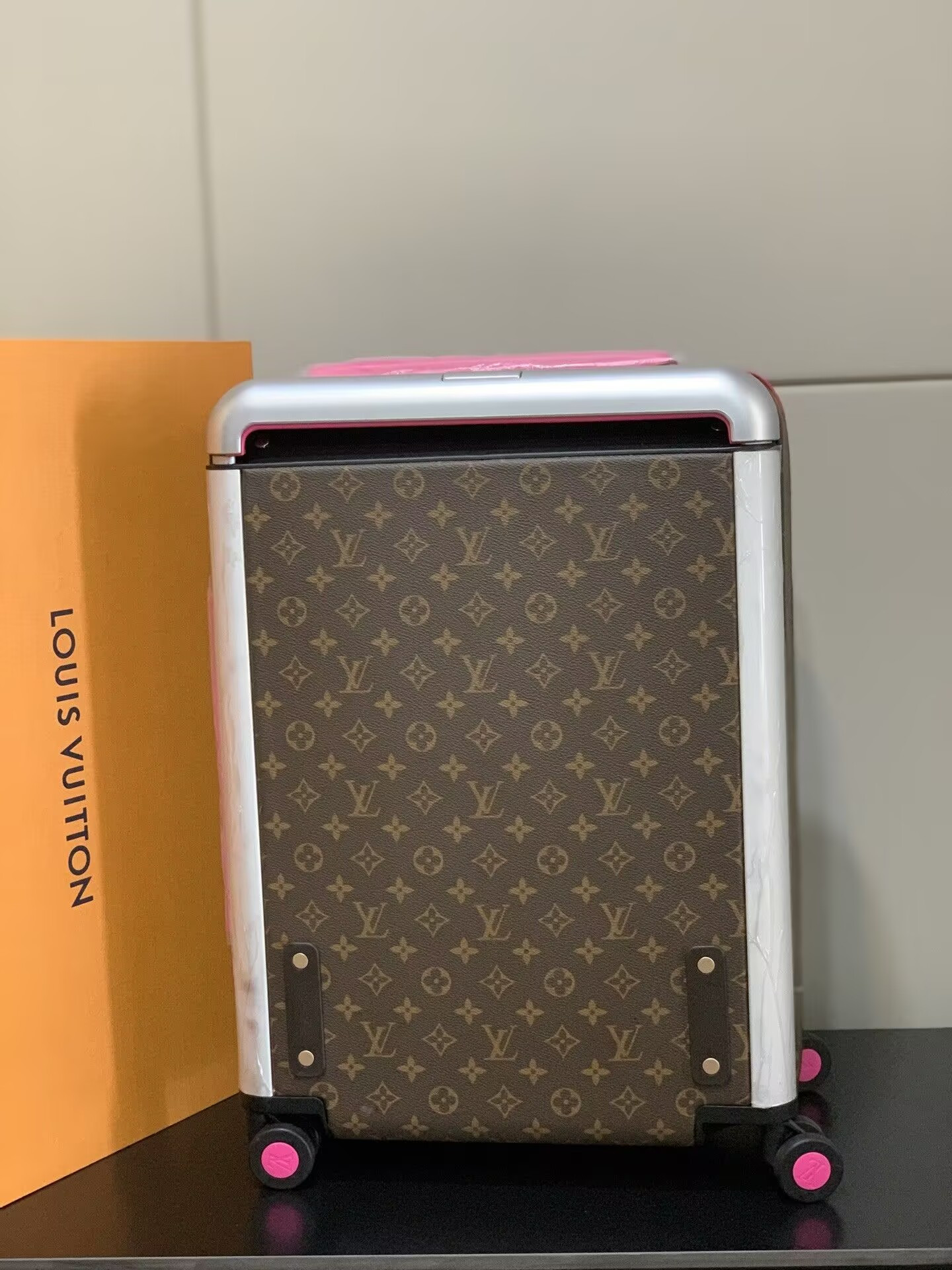 Louis Vuitton LV Horizon 55 Colormania Fuchsia M46780 15 x 21.7 x 8.3 inches - Image 8