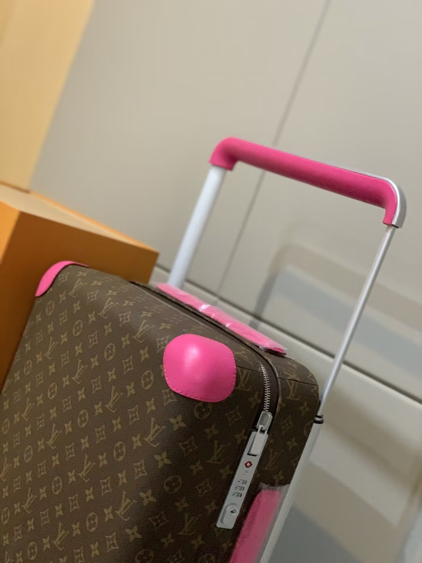 Louis Vuitton LV Horizon 55 Colormania Fuchsia M46780 15 x 21.7 x 8.3 inches - Image 10