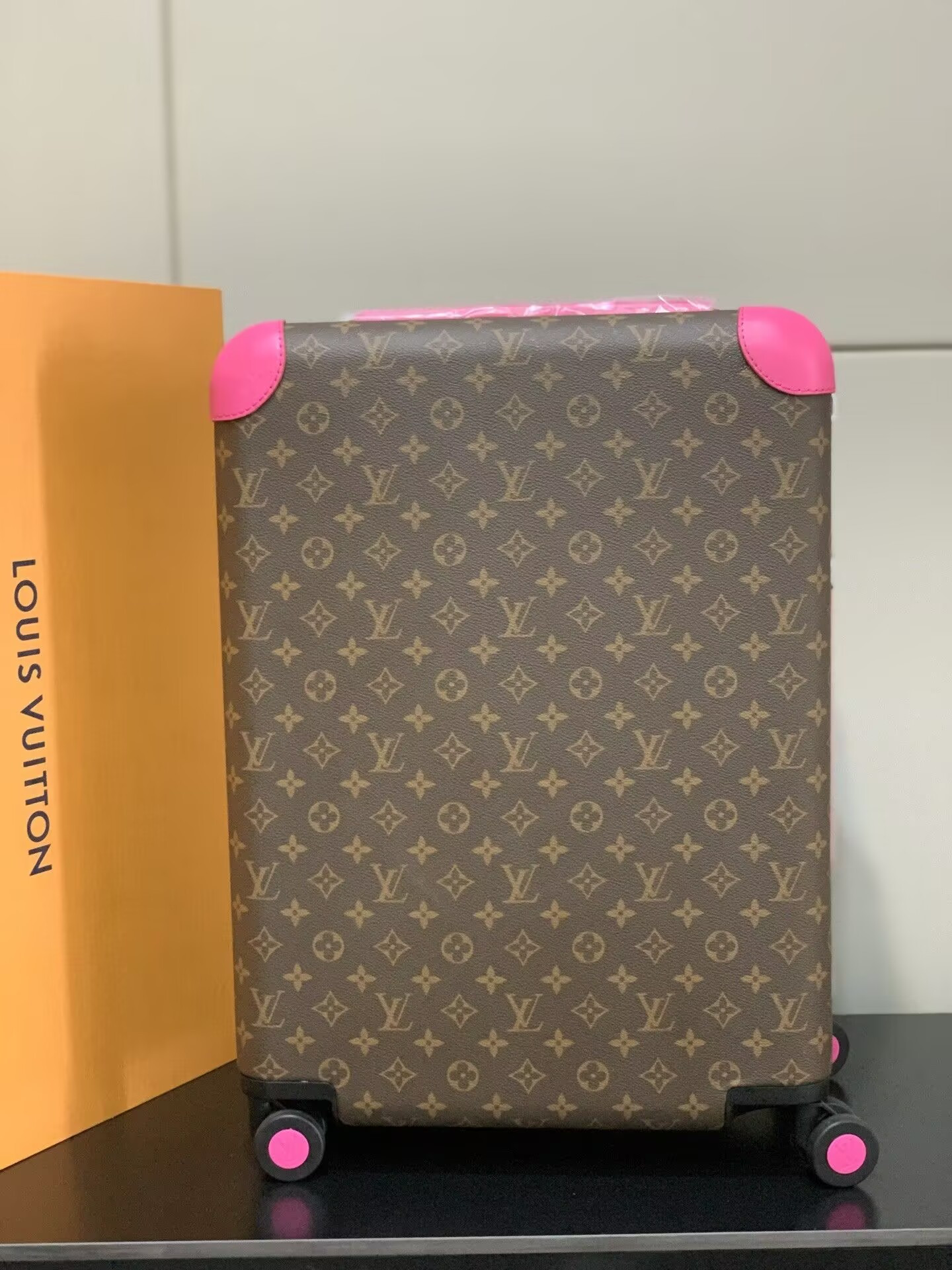 Louis Vuitton LV Horizon 55 Colormania Fuchsia M46780 15 x 21.7 x 8.3 inches - Image 9