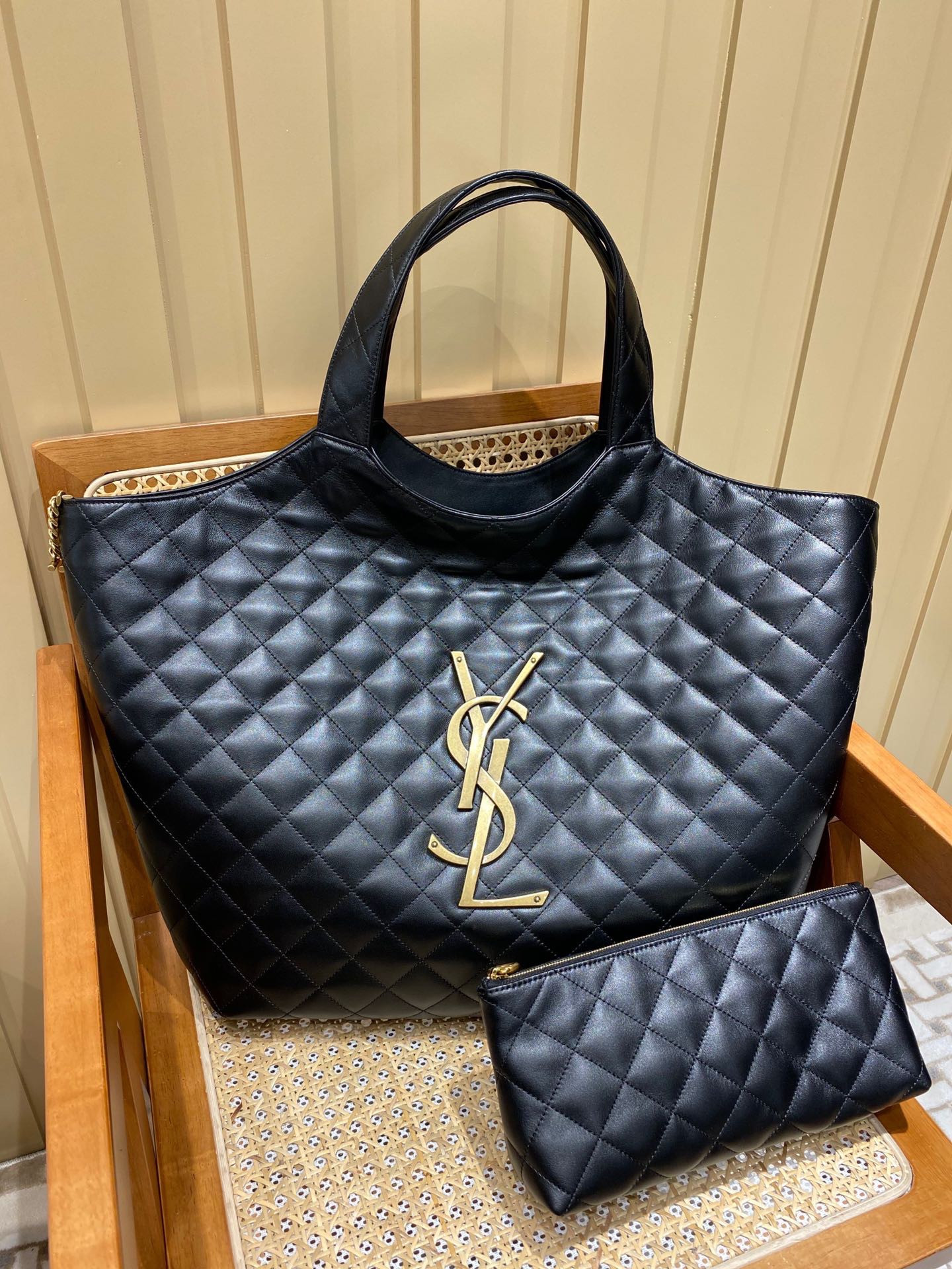 YSL ICARE MAX IN QUILTED LAMBSKIN 698651AAANG1000 (58*43*8cm) - Image 2