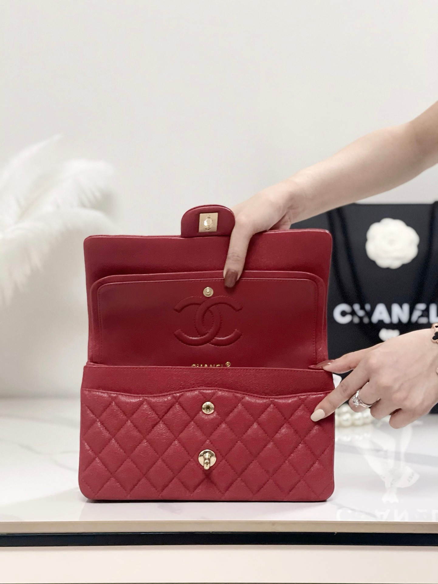 CHANEL Classic Handbag in Grained Litchi Pattern Calfskin Gold-Tone Metal 15.5 × 25.5 × 6.5 cm - Image 13