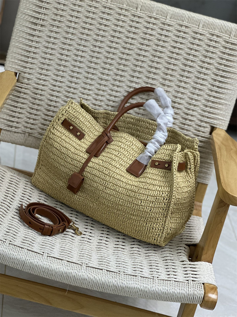 YSL SAC DE JOUR MEDIUM SUPPLE IN RAFFIA AND VEGETABLE-TANNED LEATHER NATUREL AND BRICK - Image 3