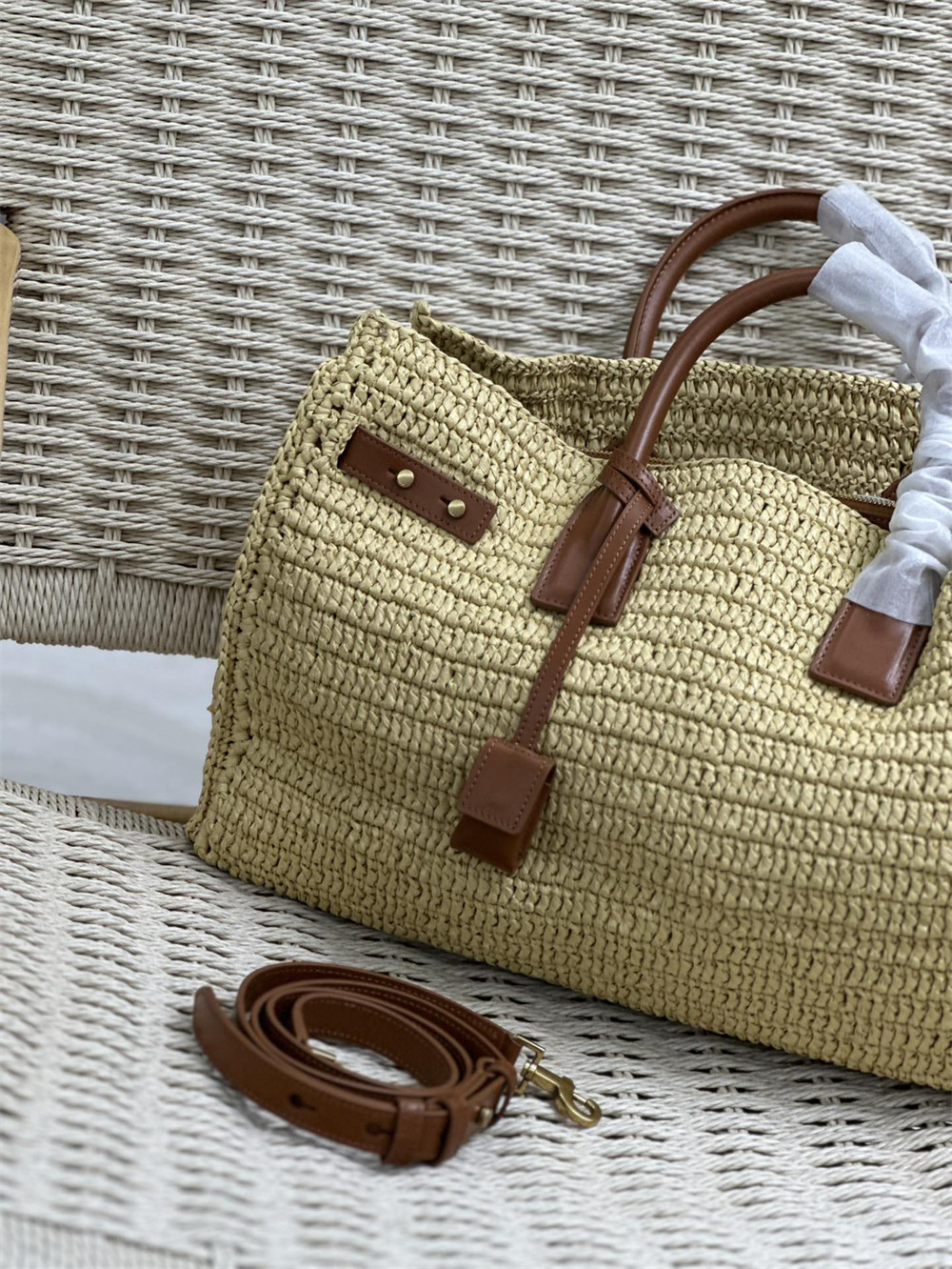 YSL SAC DE JOUR MEDIUM SUPPLE IN RAFFIA AND VEGETABLE-TANNED LEATHER NATUREL AND BRICK - Image 4