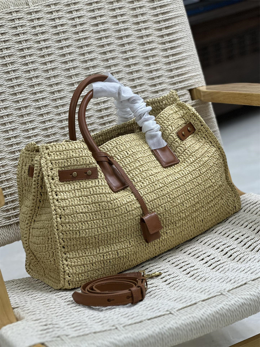 YSL SAC DE JOUR MEDIUM SUPPLE IN RAFFIA AND VEGETABLE-TANNED LEATHER NATUREL AND BRICK - Image 5