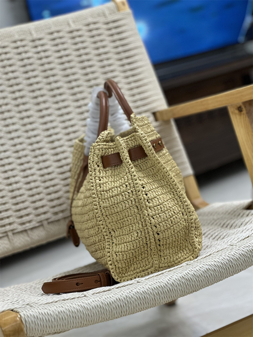 YSL SAC DE JOUR MEDIUM SUPPLE IN RAFFIA AND VEGETABLE-TANNED LEATHER NATUREL AND BRICK - Image 6