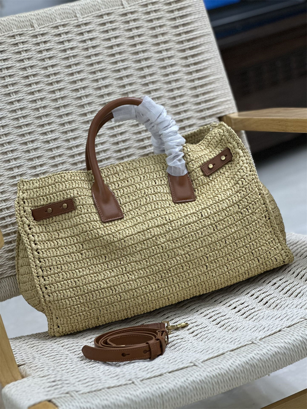 YSL SAC DE JOUR MEDIUM SUPPLE IN RAFFIA AND VEGETABLE-TANNED LEATHER NATUREL AND BRICK - Image 7