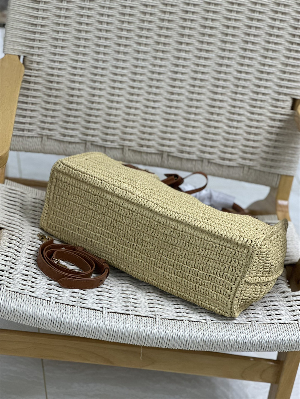 YSL SAC DE JOUR MEDIUM SUPPLE IN RAFFIA AND VEGETABLE-TANNED LEATHER NATUREL AND BRICK - Image 8