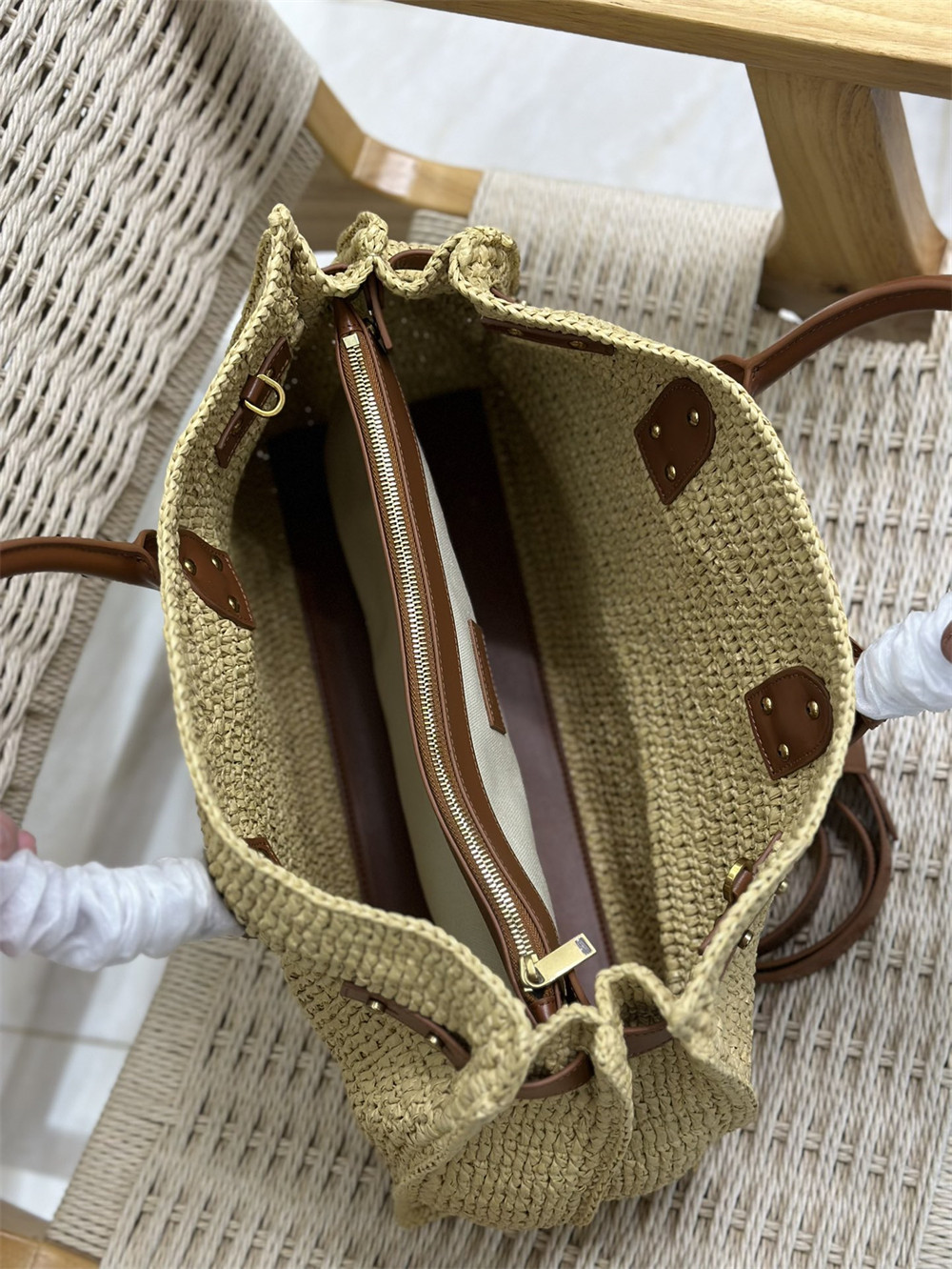 YSL SAC DE JOUR MEDIUM SUPPLE IN RAFFIA AND VEGETABLE-TANNED LEATHER NATUREL AND BRICK - Image 9