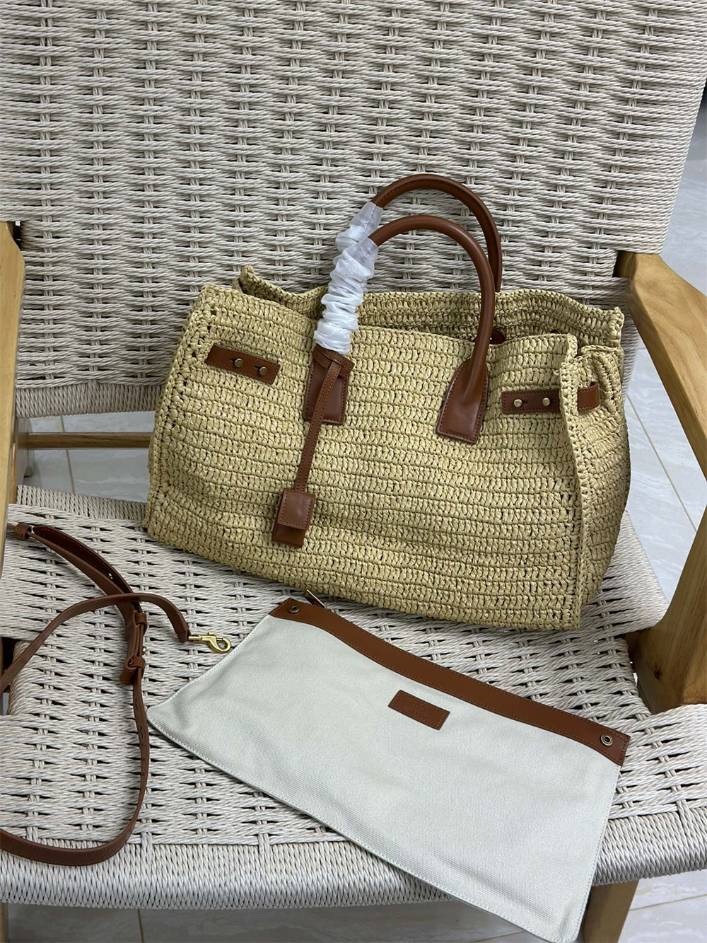 YSL SAC DE JOUR MEDIUM SUPPLE IN RAFFIA AND VEGETABLE-TANNED LEATHER NATUREL AND BRICK - Image 10