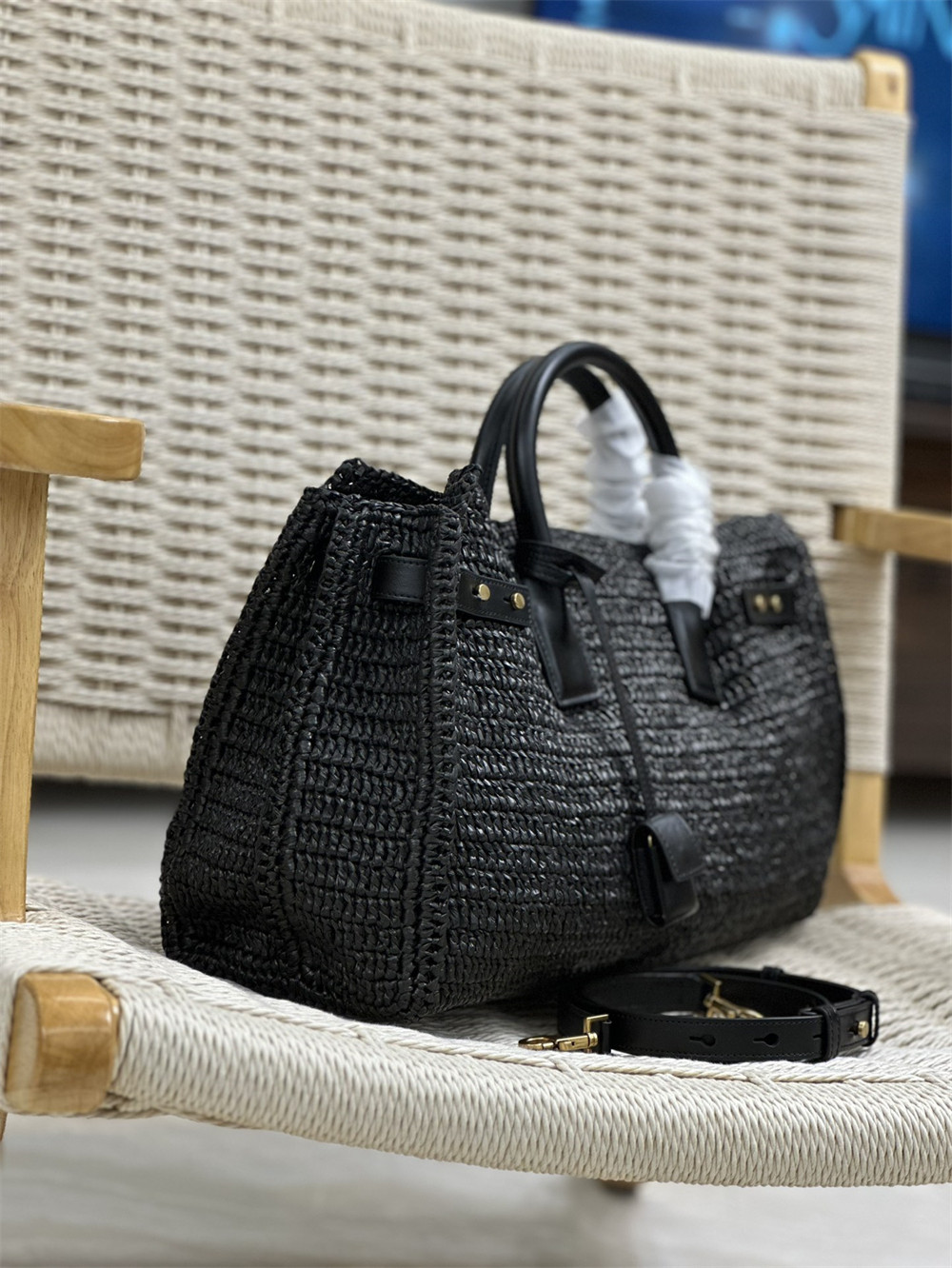 YSL SAC DE JOUR MEDIUM SUPPLE IN RAFFIA AND VEGETABLE-TANNED LEATHER BLACK - Image 6