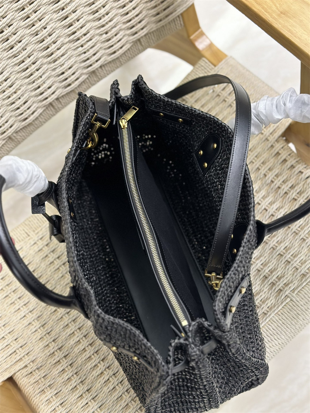 YSL SAC DE JOUR MEDIUM SUPPLE IN RAFFIA AND VEGETABLE-TANNED LEATHER BLACK - Image 9