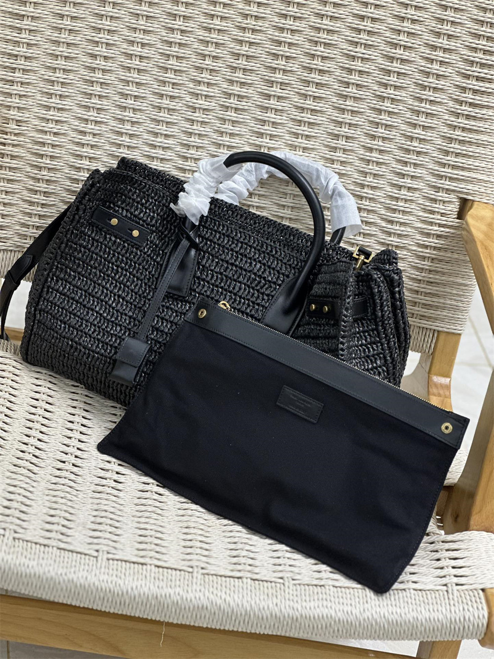 YSL SAC DE JOUR MEDIUM SUPPLE IN RAFFIA AND VEGETABLE-TANNED LEATHER BLACK - Image 10