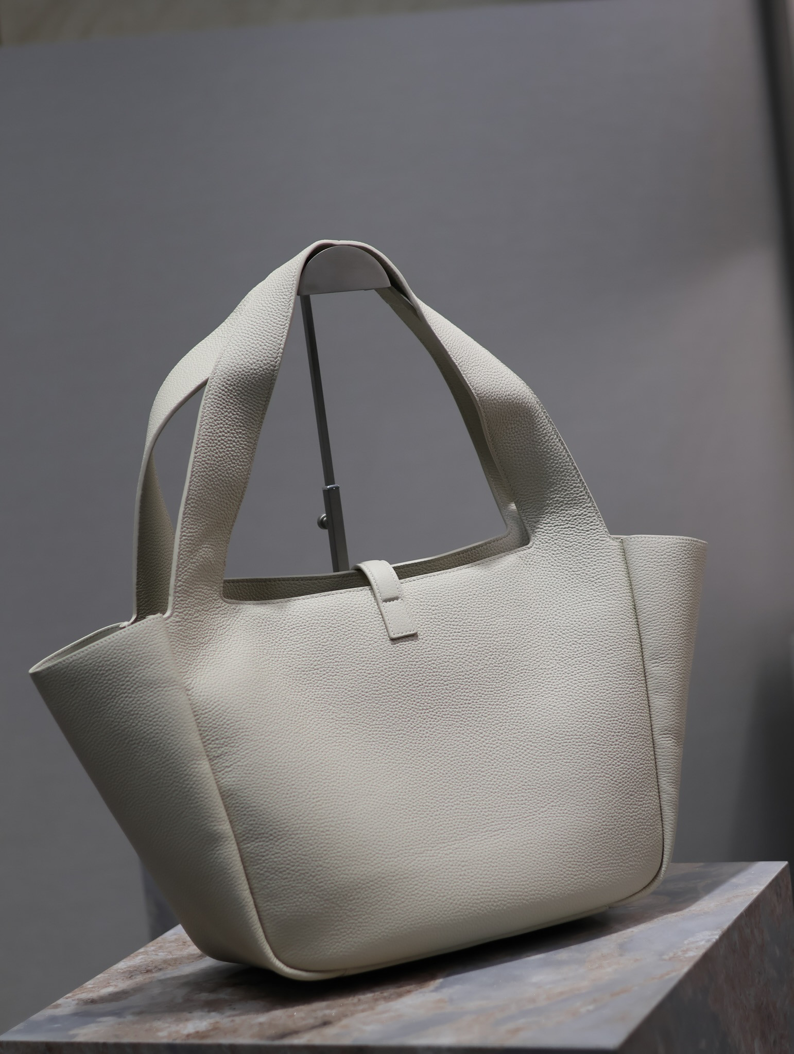 YSL BEA IN GRAINED LEATHER White (50*28*18cm) - Image 10