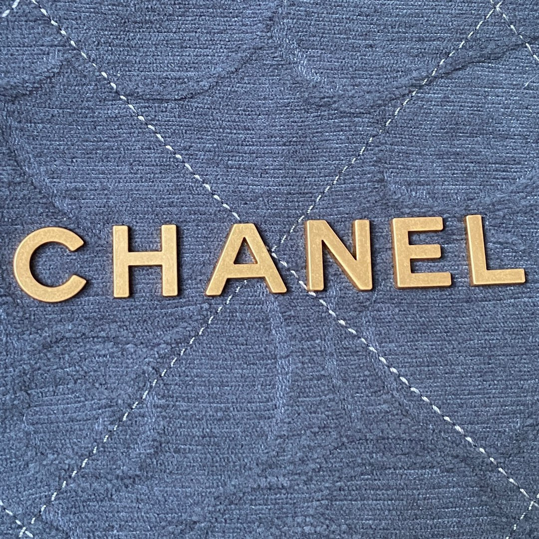 CHANEL 22 SMALL HANDBAG velvet NAVY 13.7*14.4*2.7 in - Image 4