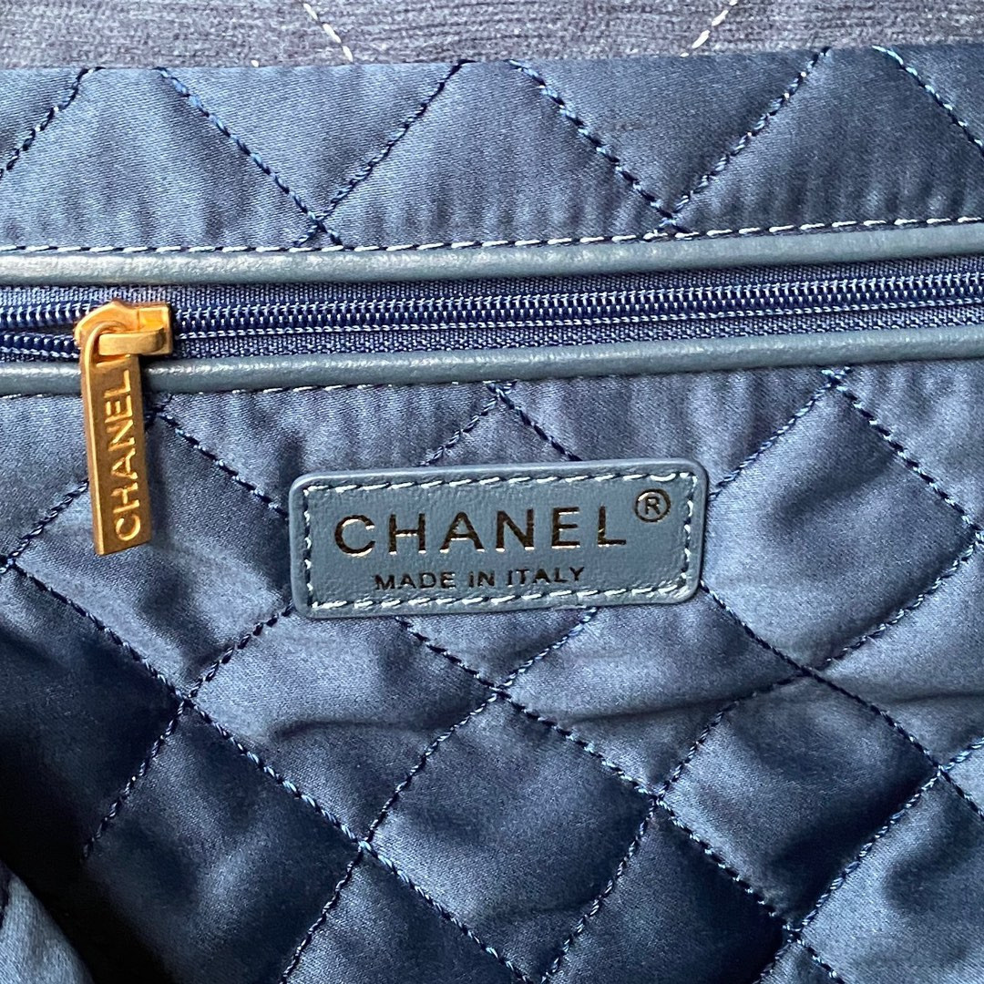 CHANEL 22 SMALL HANDBAG velvet NAVY 13.7*14.4*2.7 in - Image 8