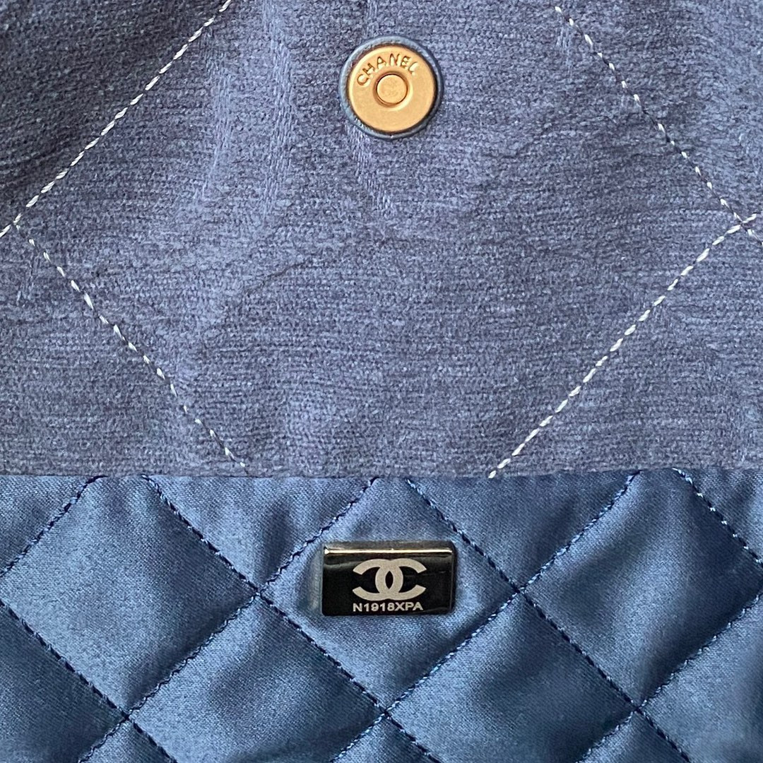 CHANEL 22 SMALL HANDBAG velvet NAVY 13.7*14.4*2.7 in - Image 10