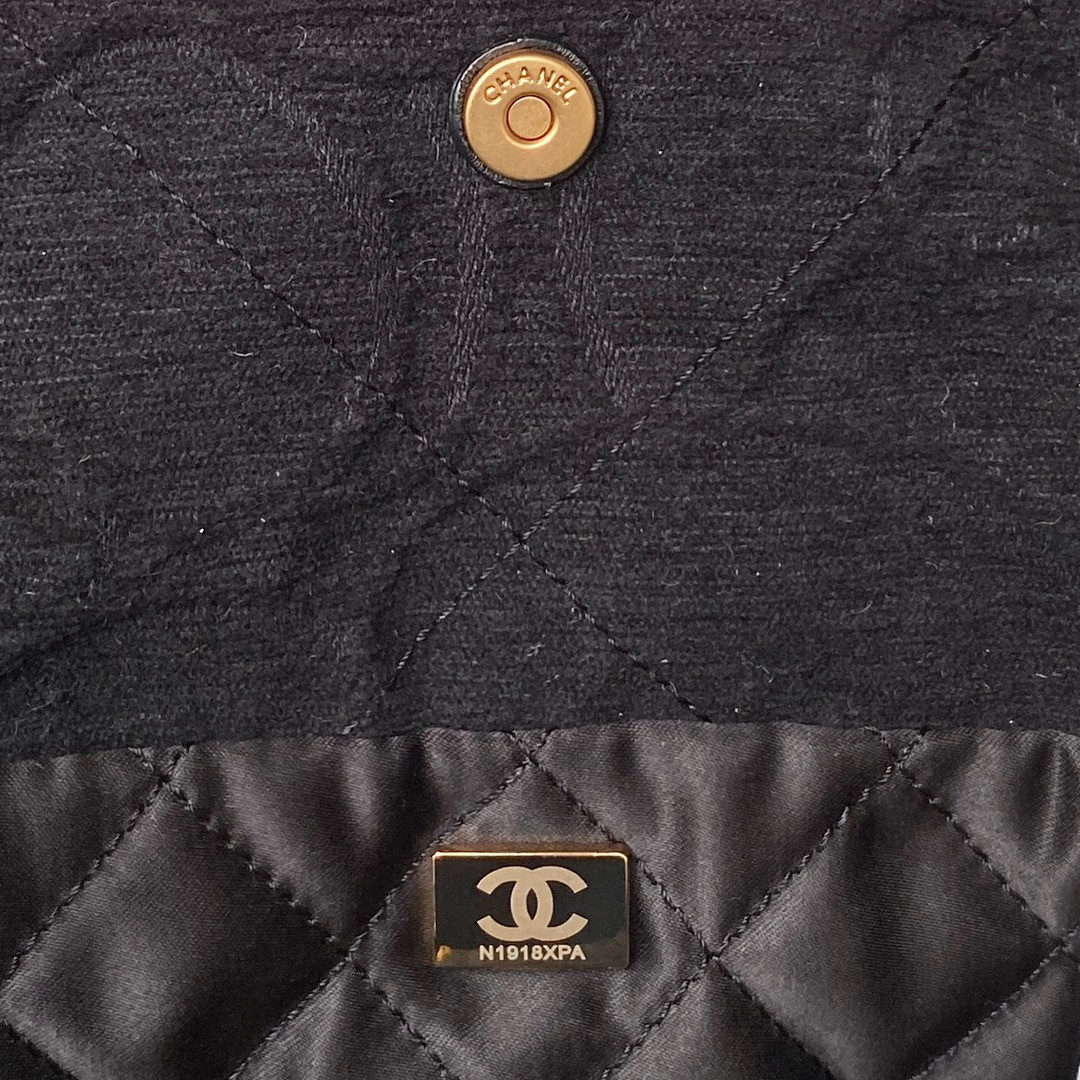 CHANEL 22 HANDBAG velvet black 15.21*16.38*3.12 in - Image 8