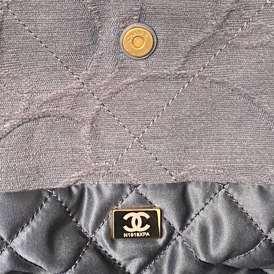 CHANEL 22 HANDBAG velvet GREY 15.21*16.38*3.12 in - Image 10