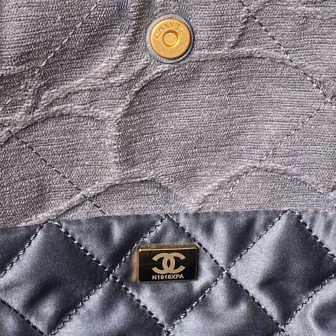 CHANEL 22 SMALL HANDBAG velvet GREY 13.7*14.4*2.7 in - Image 10