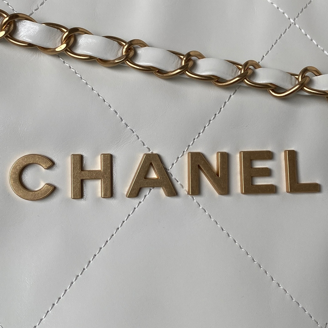 CHANEL 22 HANDBAG Shiny Calfskin white 30*45*8cm - Image 4