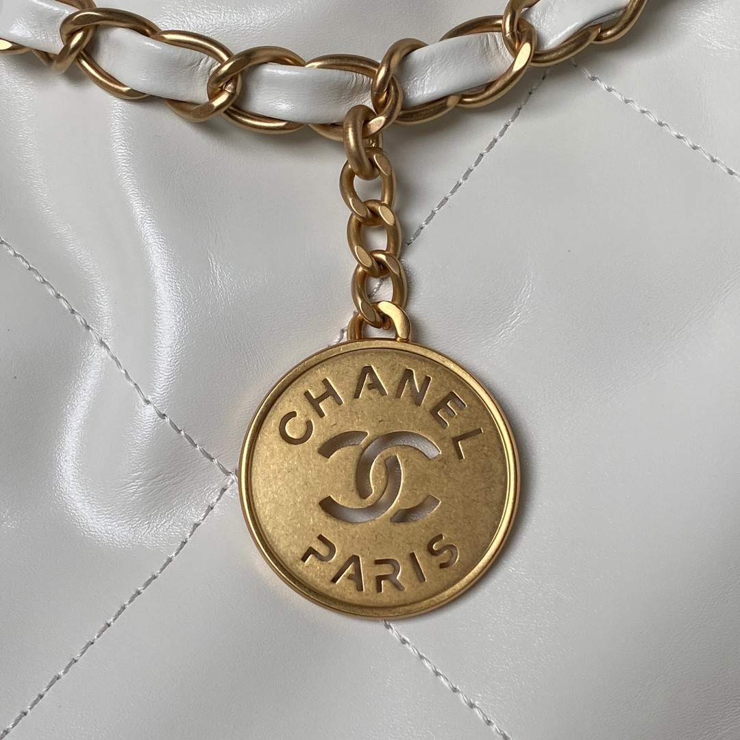 CHANEL 22 HANDBAG Shiny Calfskin white 30*45*8cm - Image 5