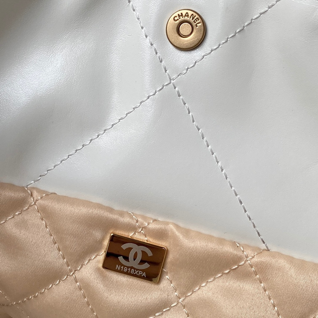 CHANEL 22 HANDBAG Shiny Calfskin white 30*45*8cm - Image 10