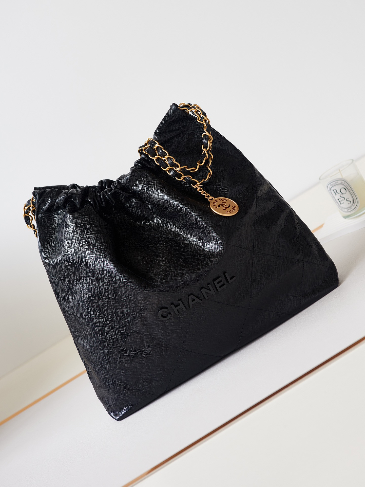 CHANEL 22 HANDBAG Shiny Calfskin Black 15.21*16.38*3.12 in - Image 2
