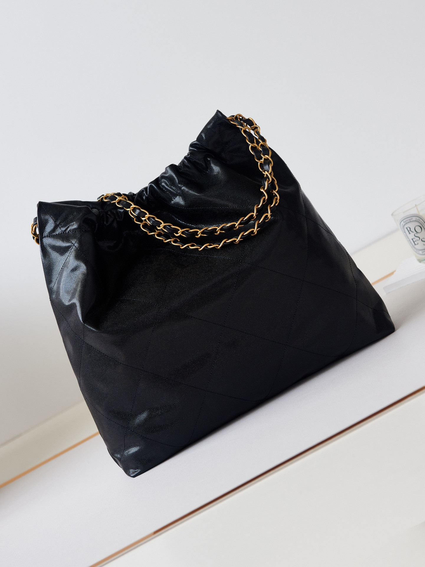 CHANEL 22 HANDBAG Shiny Calfskin Black 15.21*16.38*3.12 in - Image 7
