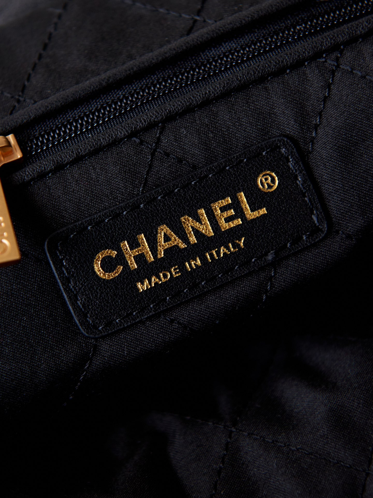 CHANEL 22 HANDBAG Shiny Calfskin Black 15.21*16.38*3.12 in - Image 9