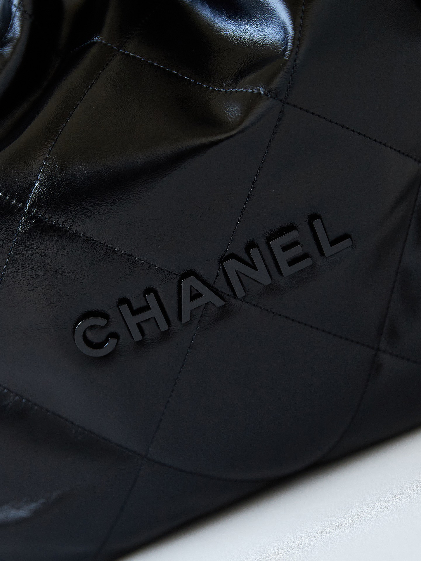 CHANEL 22 HANDBAG Shiny Calfskin ALL Black 15.21*16.38*3.12 in - Image 3