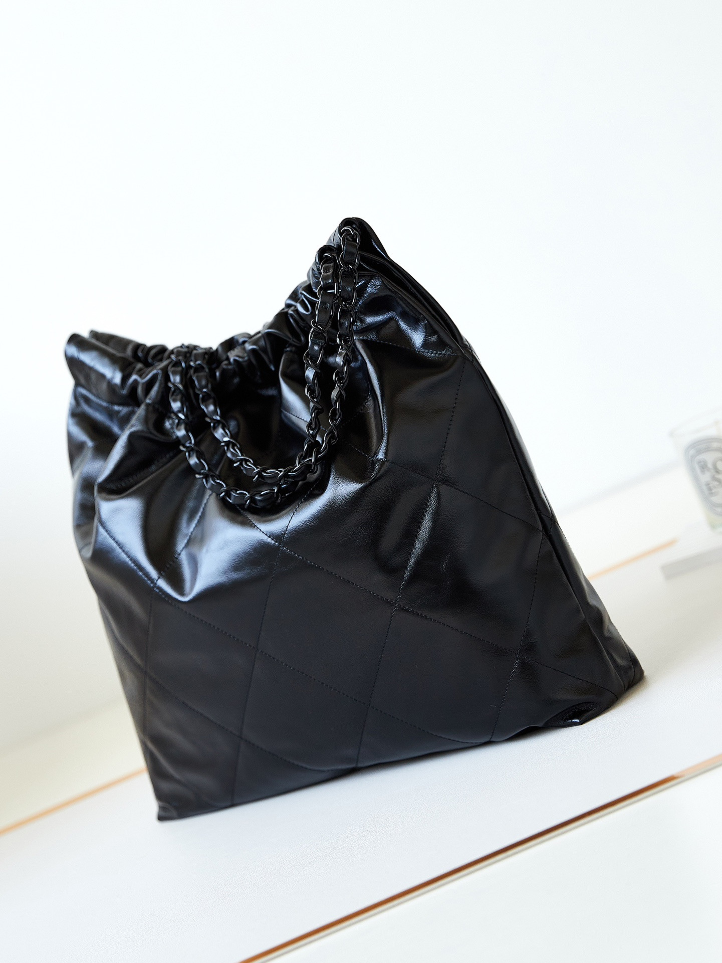 CHANEL 22 HANDBAG Shiny Calfskin ALL Black 15.21*16.38*3.12 in - Image 4