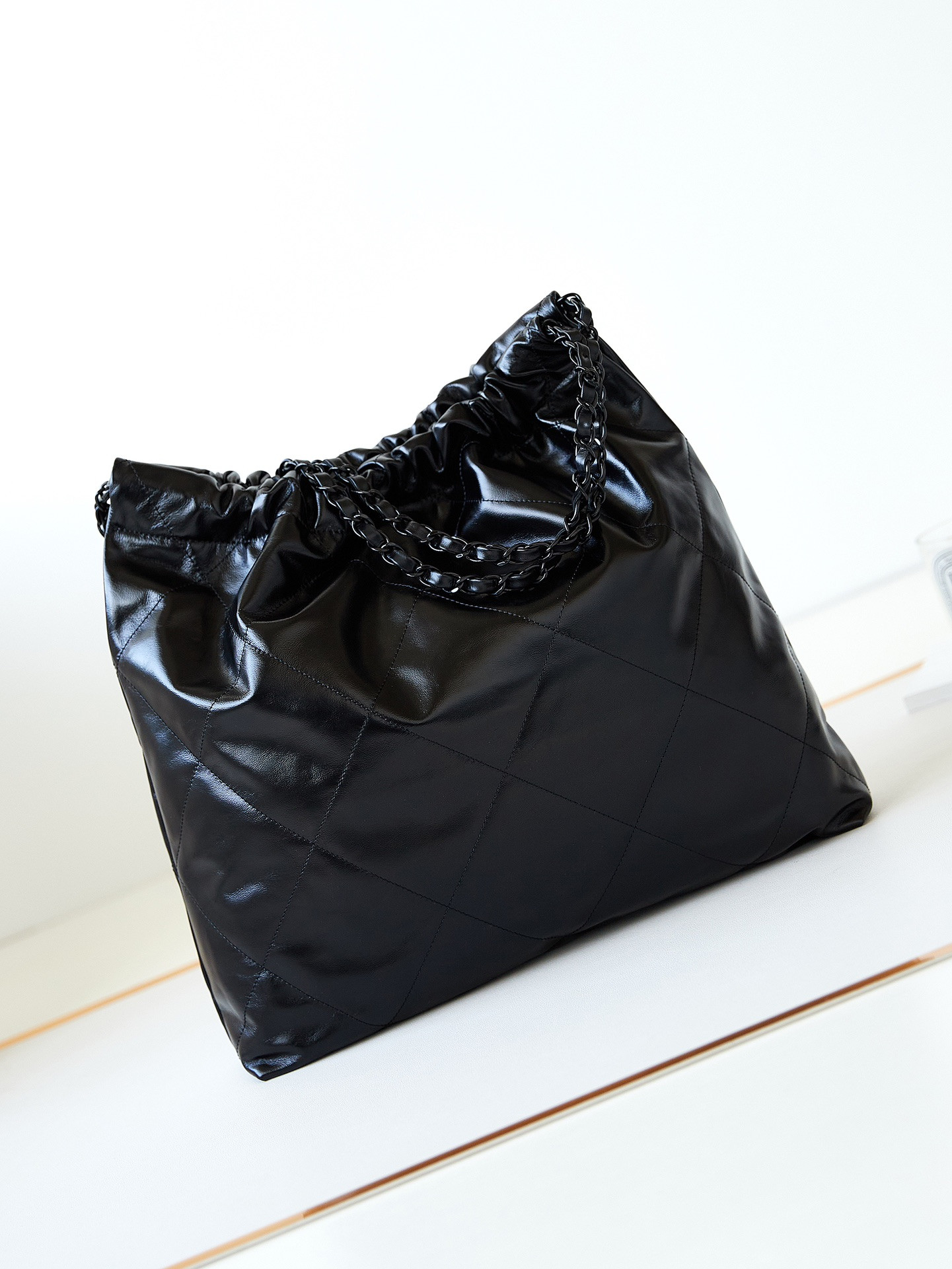 CHANEL 22 HANDBAG Shiny Calfskin ALL Black 15.21*16.38*3.12 in - Image 6