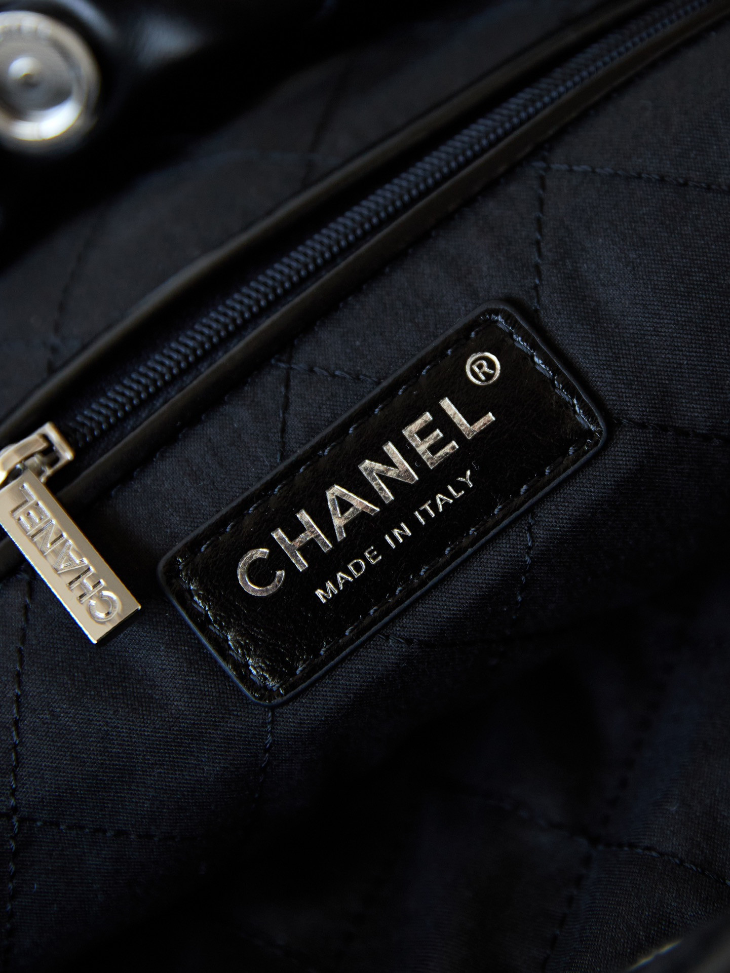 CHANEL 22 HANDBAG Shiny Calfskin ALL Black 15.21*16.38*3.12 in - Image 9