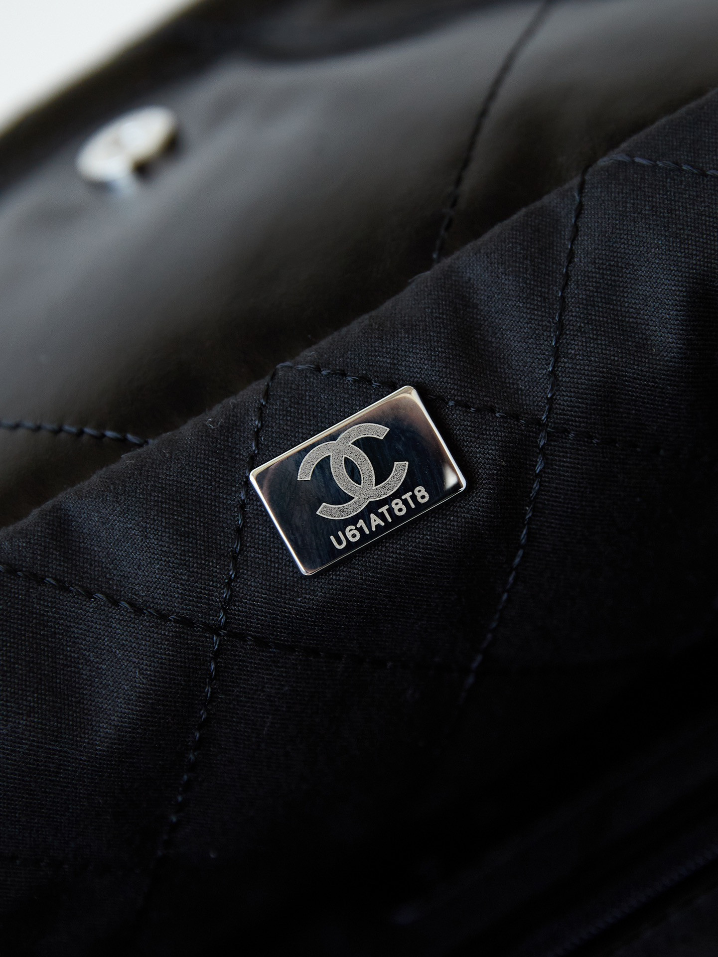 CHANEL 22 SMALL HANDBAG Shiny Calfskin ALL BLACK 13.7*14.4*2.7 in - Image 9