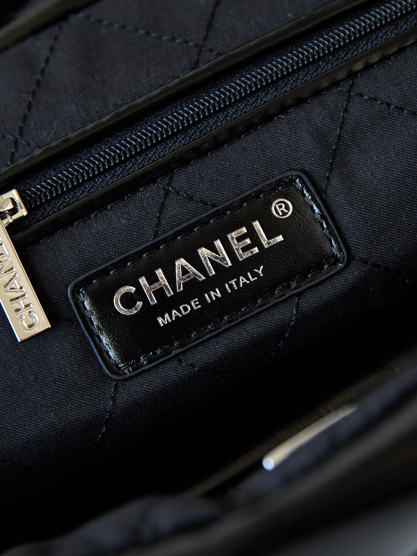 CHANEL 22 SMALL HANDBAG Shiny Calfskin ALL BLACK 13.7*14.4*2.7 in - Image 10