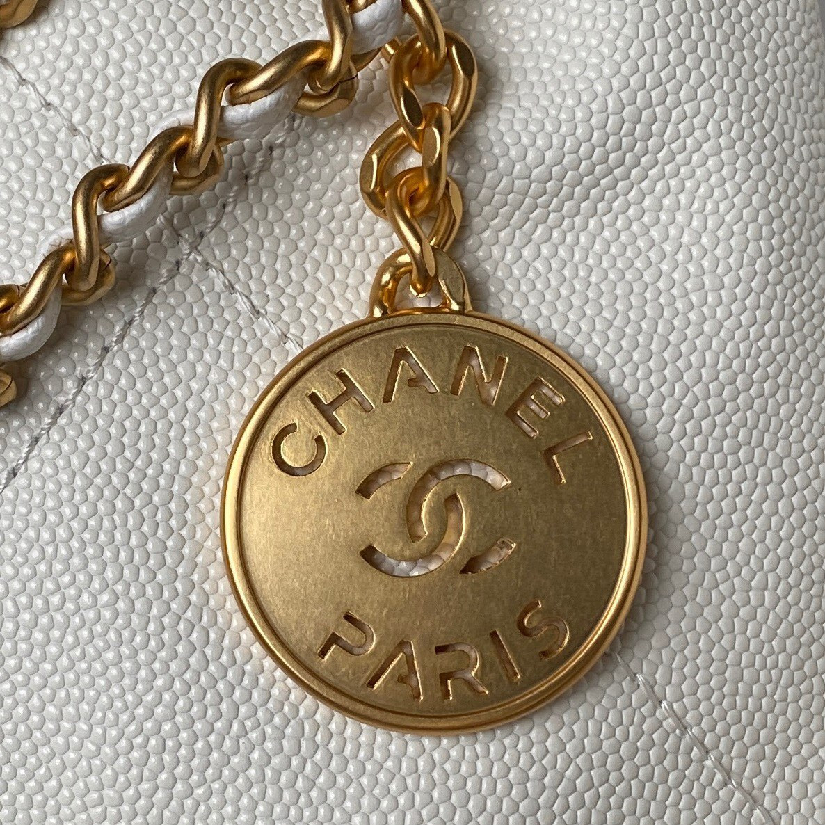 CHANEL 22 MINI HANDBAG GRAINED LEATHER WHITE 7.8 * 7.4 * 2.3 in - Image 4
