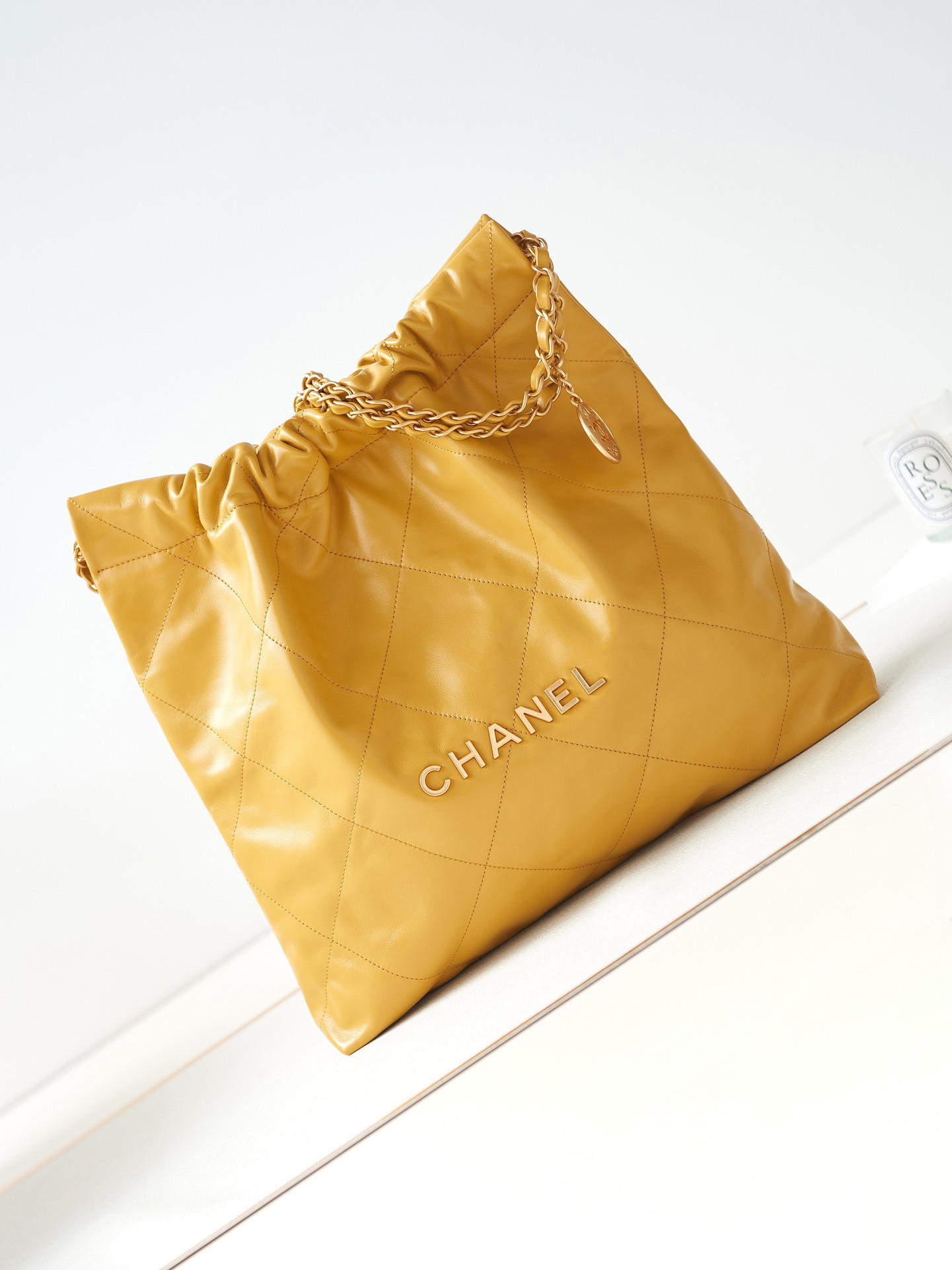 CHANEL 22 SMALL HANDBAG Shiny Calfskin YELLOW 15.21*16.38*3.12 in - Image 2