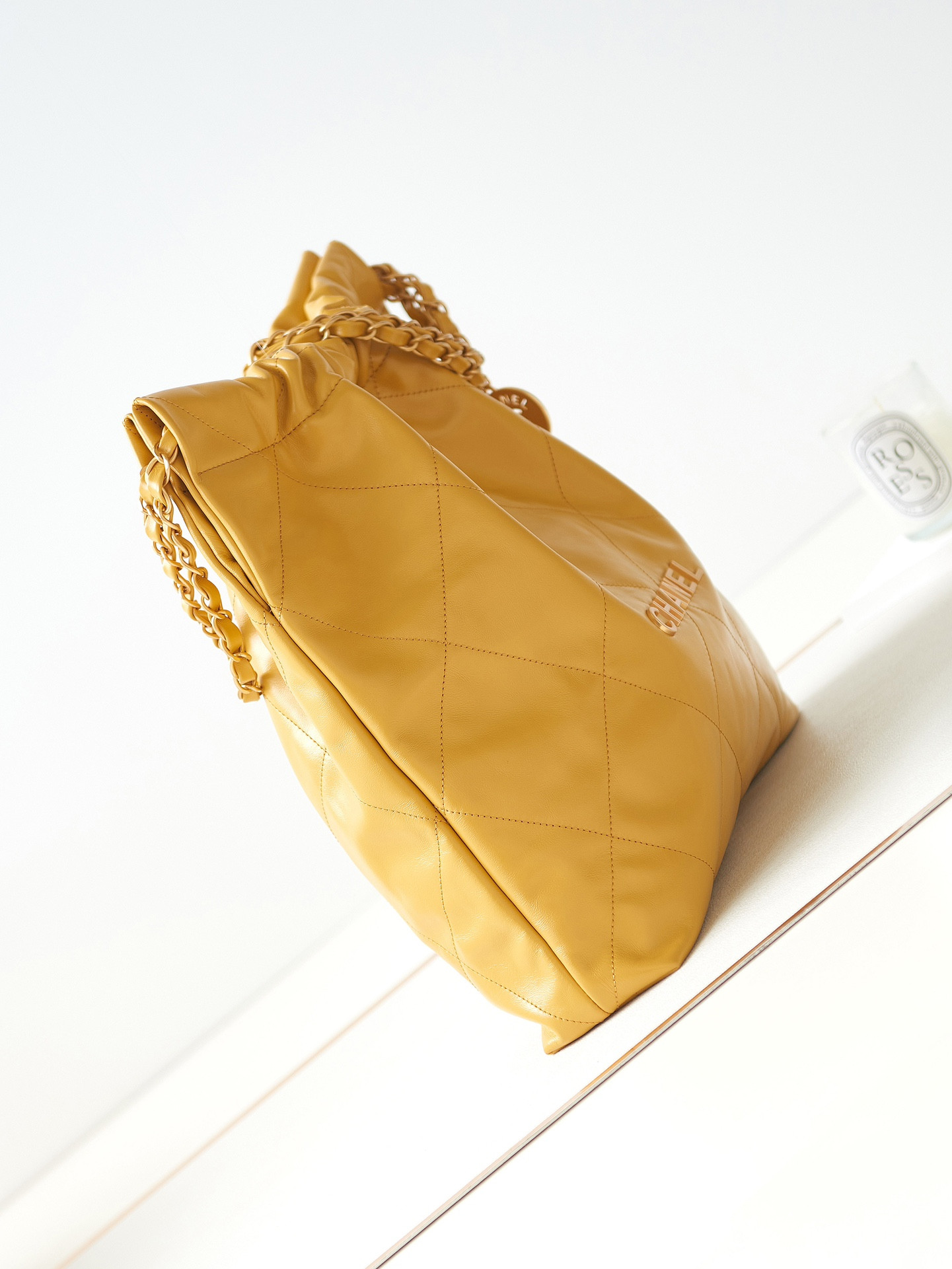 CHANEL 22 SMALL HANDBAG Shiny Calfskin YELLOW 15.21*16.38*3.12 in - Image 3