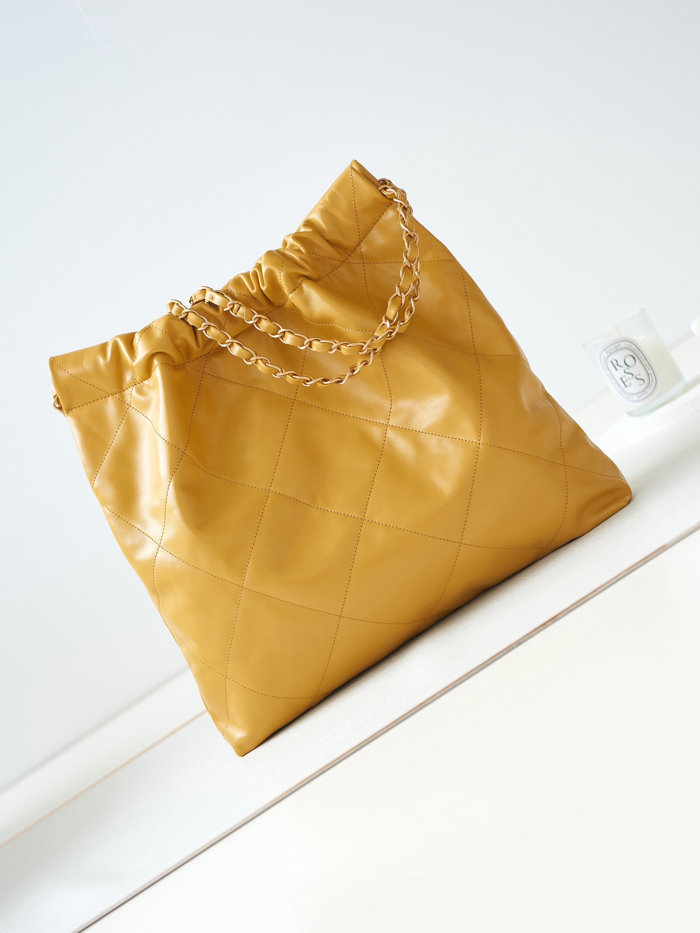 CHANEL 22 SMALL HANDBAG Shiny Calfskin YELLOW 15.21*16.38*3.12 in - Image 5
