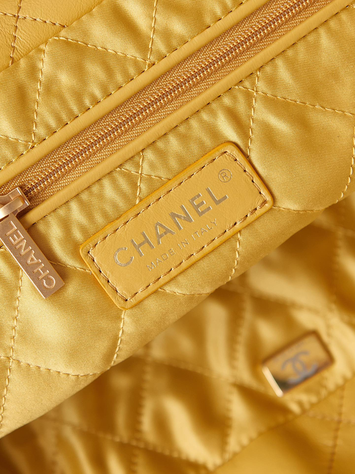 CHANEL 22 SMALL HANDBAG Shiny Calfskin YELLOW 15.21*16.38*3.12 in - Image 8