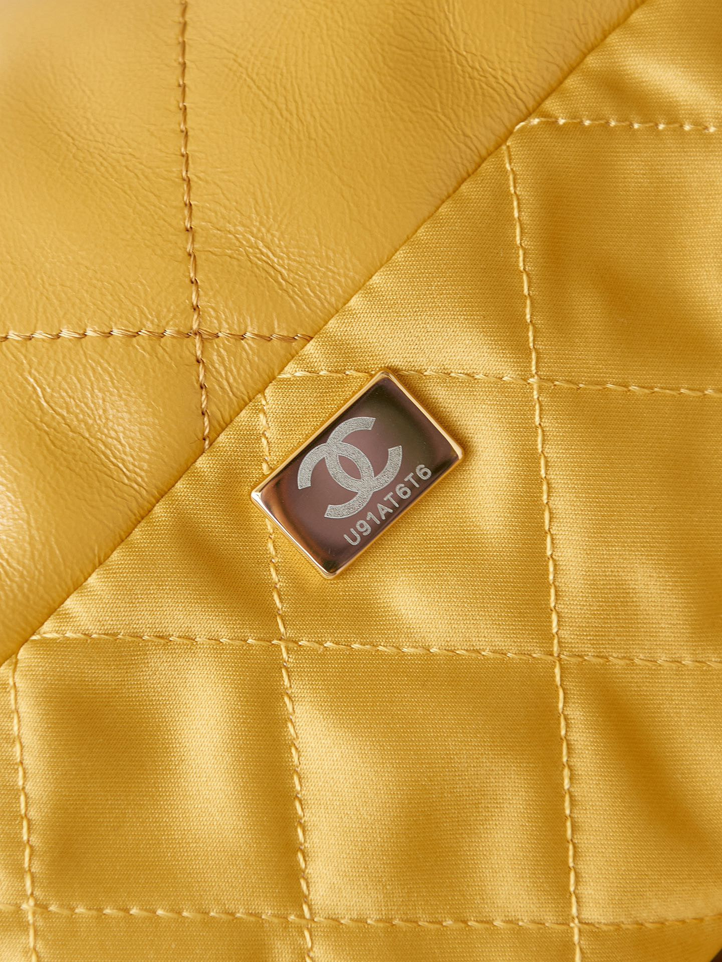 CHANEL 22 SMALL HANDBAG Shiny Calfskin YELLOW 15.21*16.38*3.12 in - Image 9