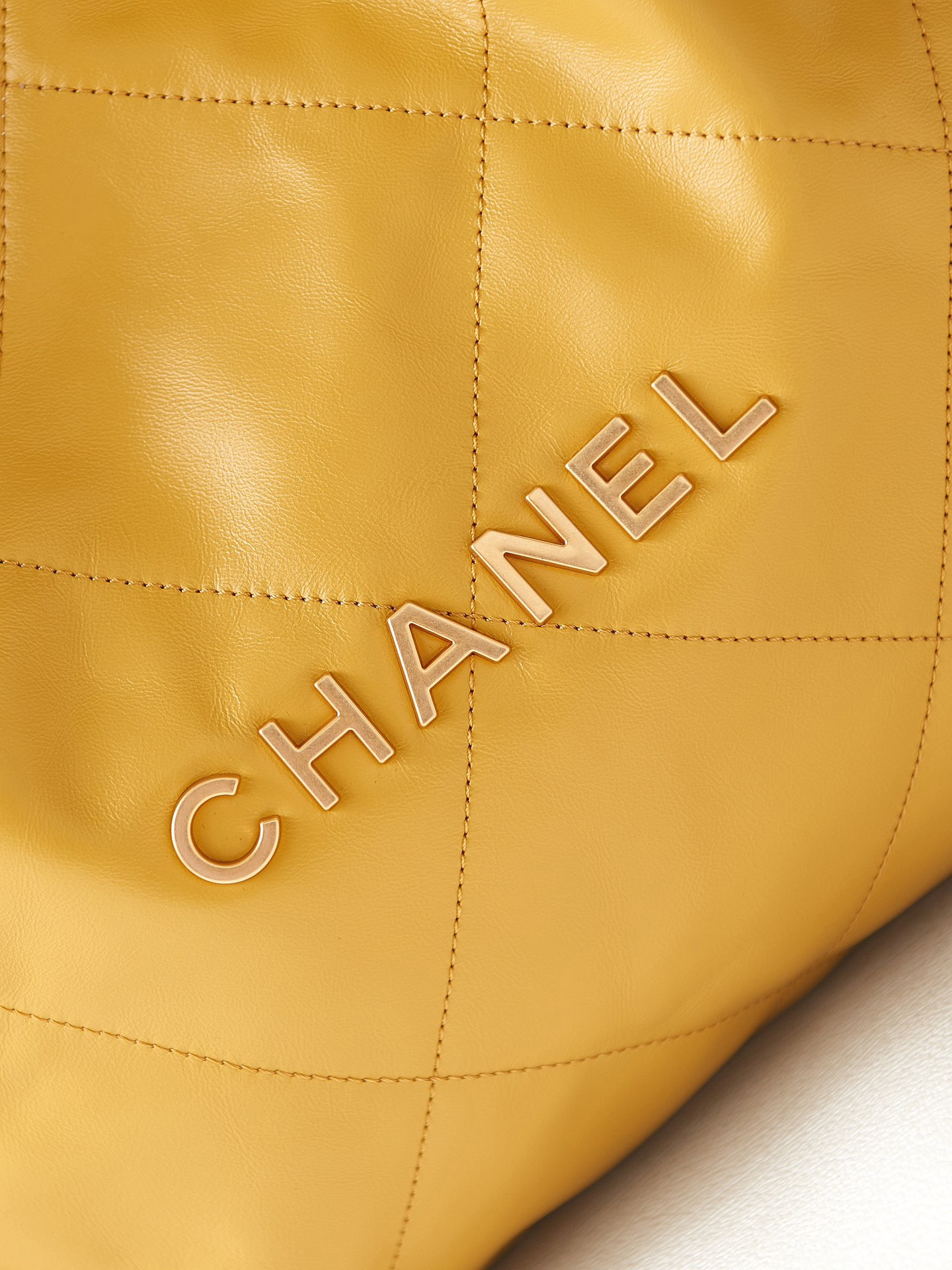 CHANEL 22 SMALL HANDBAG Shiny Calfskin YELLOW 15.21*16.38*3.12 in - Image 10
