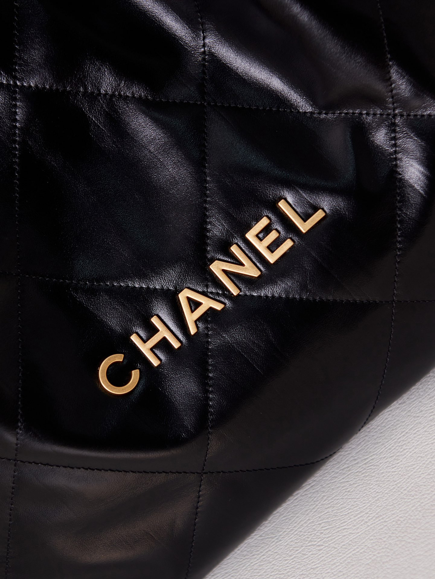 CHANEL 22 HANDBAG Shiny Calfskin Gold-Tone Metal Black 15.21*16.38*3.12 in - Image 3