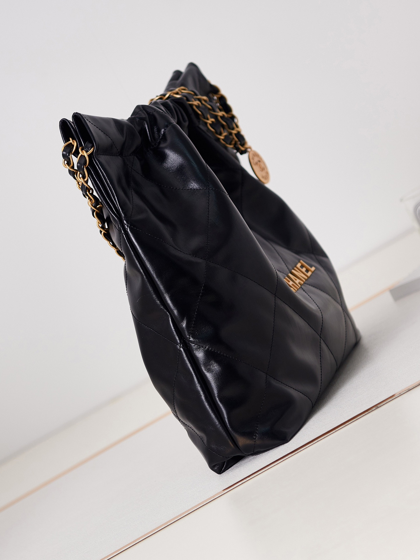 CHANEL 22 HANDBAG Shiny Calfskin Gold-Tone Metal Black 15.21*16.38*3.12 in - Image 4